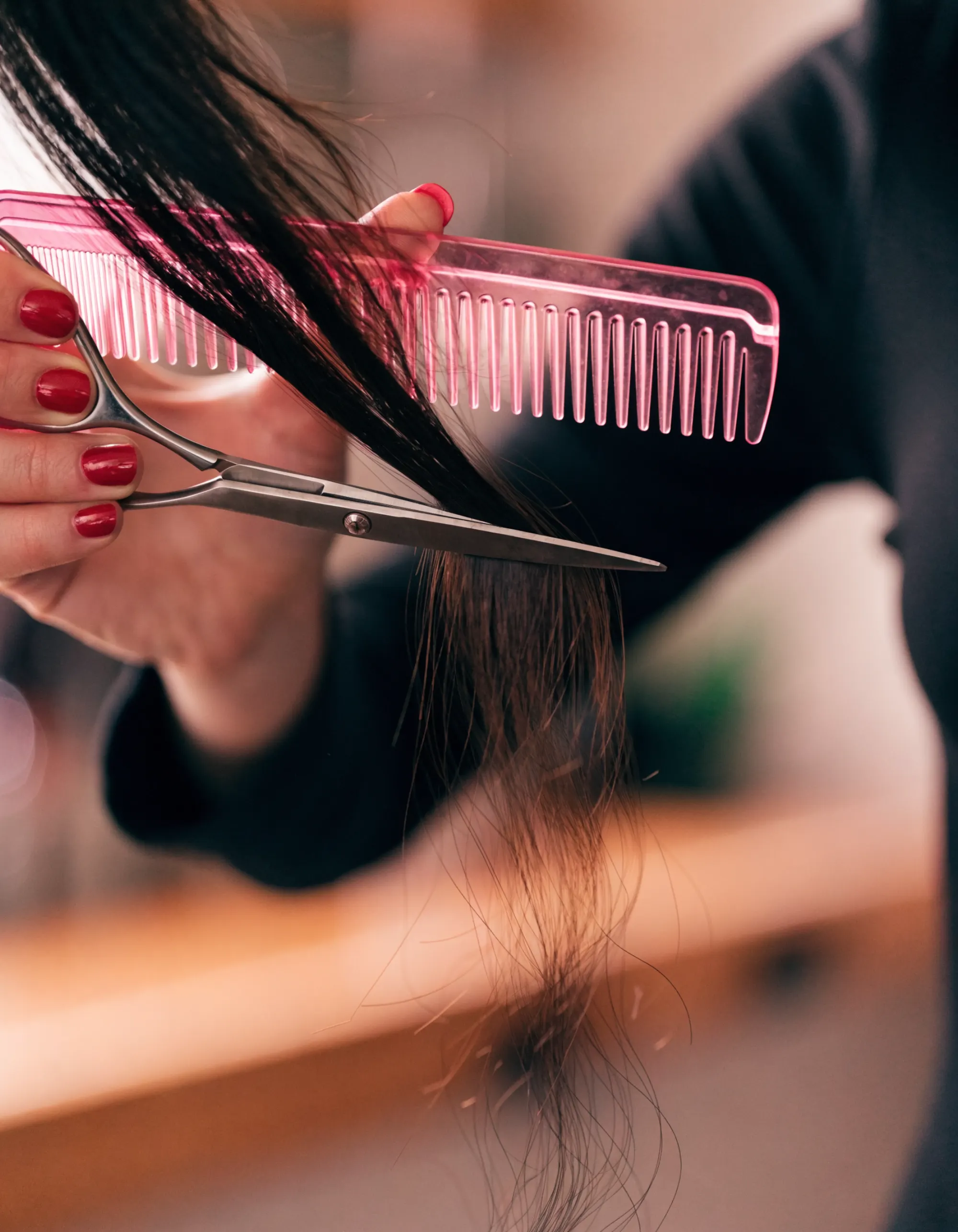 Gros plan sur une coupe aux ciseaux, mèches nettes et mouvement naturel