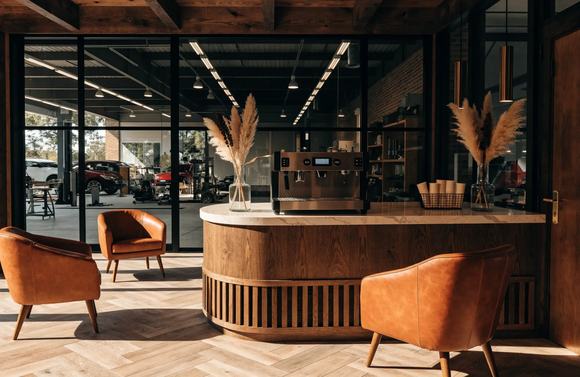 Le comptoir d’accueil du garage avec sa machine à café et quelques fauteuils
