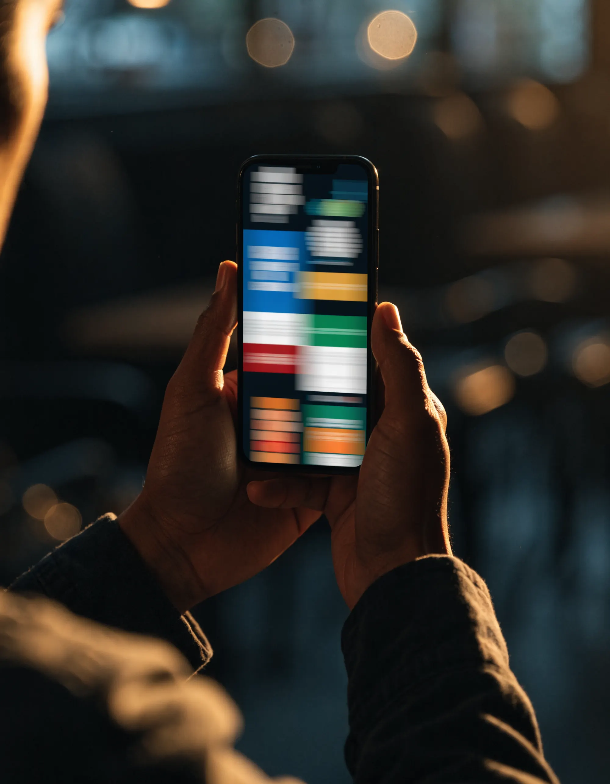 Des mains tiennent un téléphone affichant un site coloré